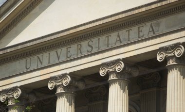 Bükreş, Romanya - 14 Haziran 2022: Mimar Alexandru Orascu 'nun planlarına göre 1857-1869 yılları arasında kurulan Bükreş Üniversitesi binası.