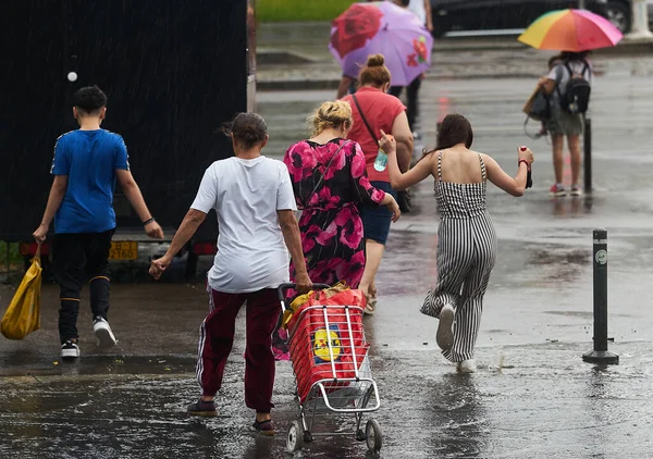 루마니아 부쿠레슈티 2022 폭우가 사람들 이길을건넌다 — 스톡 사진