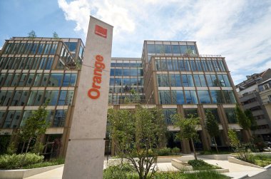 Bükreş, Romanya - 21 Haziran 2022: Fransız telekomünikasyon şirketi Orange 'ın bir işareti Bükreş şehir merkezinde sergilendi