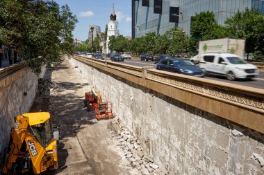 Bükreş, Romanya - 21 Haziran 2022: İon C Bratianu Bulvarı 'ndaki Unirii Geçidi' nin Rehabilitasyon çalışmaları.