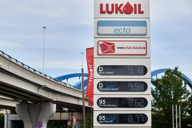 Bükreş, Romanya - 23 Haziran 2022: Bükreş 'te bir Lukoil benzin istasyonu görülüyor Bu görüntü sadece yazı işleri için kullanılıyor.