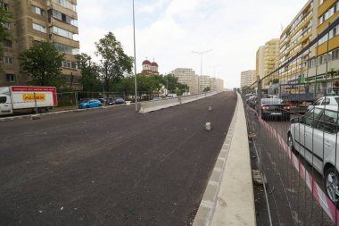 Bükreş, Romanya - 07 Temmuz 2022: İki yıl önce tamamlanması gereken Doamna Ghica Üstgeçidinin inşaat sahası ve çevresindeki trafik.