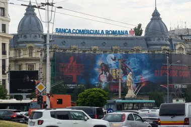 Bükreş, Romanya - 07 Temmuz 2022: Yabancı Şeyler 'in ekstra büyük afişi 4. sezon Oscar Maugsch Sarayı, Romanya Ticaret Bankası genel merkezi, 1906 yılında inşa edilmiş tarihi eser