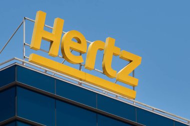 Bükreş, Romanya - 05 Temmuz 2022: Amerikan otomobil kiralama şirketi Hertz 'ün logosu bir binada görülebilir. Bu resim sadece editörler içindir..