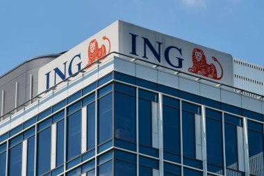 Bükreş, Romanya - 21 Temmuz 2022: ING Bank, Hollanda çok uluslu bankacılık ve finans hizmetleri şirketinin logosu bir binanın tepesinde görülüyor.