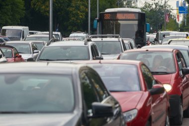 Bükreş, Romanya - 07 Temmuz 2022: İki yıl önce tamamlanması gereken Doamna Ghica Üstgeçidinin inşaat sahası ve çevresindeki trafik.