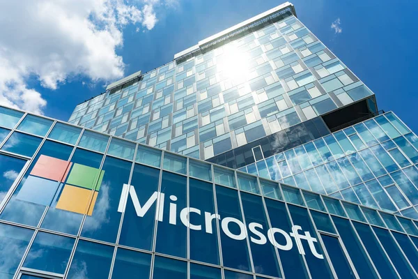 Bükreş, Romanya - 04 Haziran 2022: Romanya 'nın Bükreş kentindeki Özgür Basın Meydanı' nda yer alan Şehir Kapısı Kulelerindeki Microsoft Romanya genel merkezinin görüntüsü.