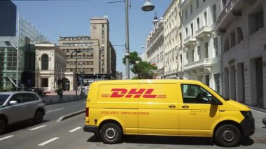 Bükreş, Romanya - 02 Ağustos 2021 Bükreş, Bükreş 'te Calea Victoriei bisiklet yolunun yakınına sarı bir DHL dağıtım aracı park etti. Bu resim sadece editörler içindir..