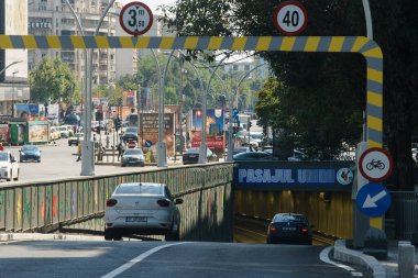 Bükreş, Romanya - 08 Eylül 2022: İon C Bratianu Bulvarı üzerinde yeni yenilenen Unirii Geçidi tüneli.