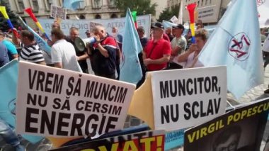 Bükreş, Romanya - 09 Eylül 2022: Orta ve Doğu Avrupa 'nın en büyük alüminyum üreticisi Alro Slatina' dan sendikacılar, şirket sorunlarından enerji bakanının sorumlu tutulmasını protesto ettiler.