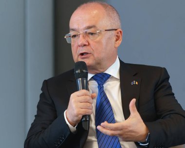 Bükreş, Romanya - 22 Eylül 2022: Cluj-Napoca Belediye Başkanı Emil Boc Bükreş 'te düzenlenen konferansta konuştu.
