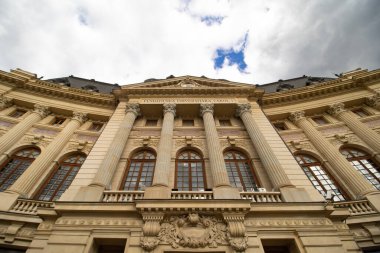 Bükreş, Romanya - 21 Eylül 2022: Bükreş 'teki Merkez Üniversitesi 1. Carol Kütüphanesi önünde Romanya Kralı I. Carol' un heykeli.