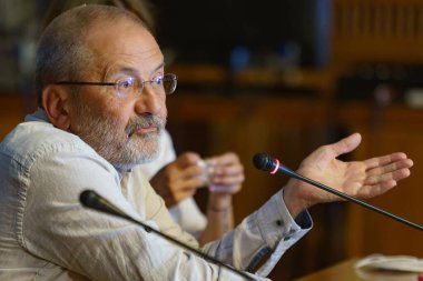 Bükreş, Romanya - 20 Eylül 2022: Ulusal İşitsel Konsey üyesi Mircea Toma, parlamentonun kültür komitesi önündeki partilerin medya finansmanı meselesinden bahsediyor.