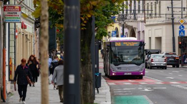 Cluj-Napoca, Romanya - 17 Eylül 2022: Cluj-Napoca toplu taşıma şirketi otobüsü 21 Aralık 1989 'da Cluj-Napoca Bulvarı' nda trafikte.