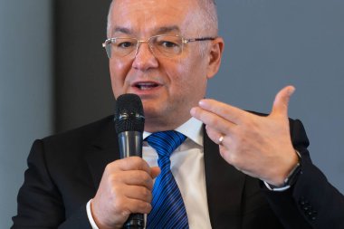 Bükreş, Romanya - 22 Eylül 2022: Cluj-Napoca Belediye Başkanı Emil Boc Bükreş 'te düzenlenen konferansta konuştu.