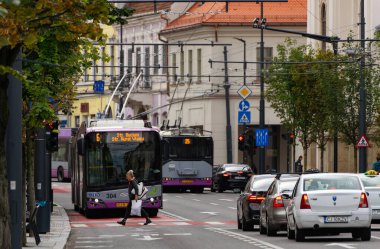 Cluj-Napoca, Romanya - 17 Eylül 2022: Cluj-Napoca toplu taşıma şirketi troleybüsleri 21 Aralık 1989 'da Cluj-Napoca Bulvarı' nda trafikte.