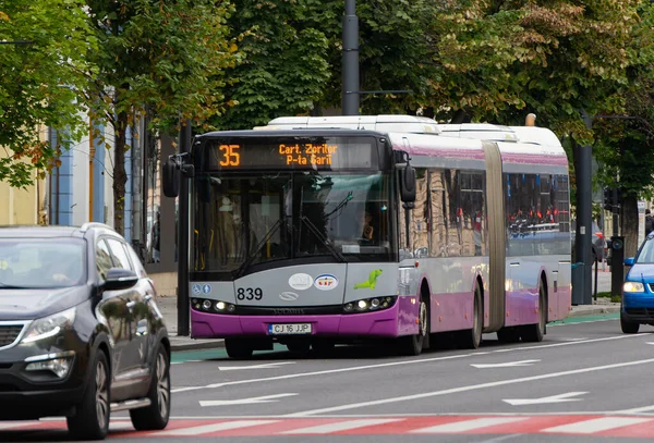 Cluj-Napoca, Romanya - 17 Eylül 2022: Cluj-Napoca toplu taşıma şirketi otobüsü 21 Aralık 1989 'da Cluj-Napoca Bulvarı' nda trafikte.