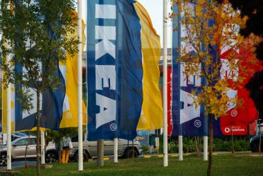 Bükreş, Romanya - 07 Ekim 2022: Romanya 'nın kuzeyindeki Bükreş' teki IKEA Baneasa mağazasının ön bayrakları.