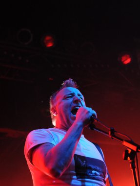 rock şarkıcısı mikrofon ile