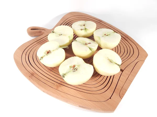 Appels op een houten dienblad in de vorm van een appel — Stockfoto