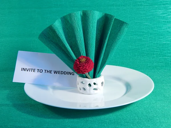 Bruiloft, platen, servetten en bloemen — Stockfoto