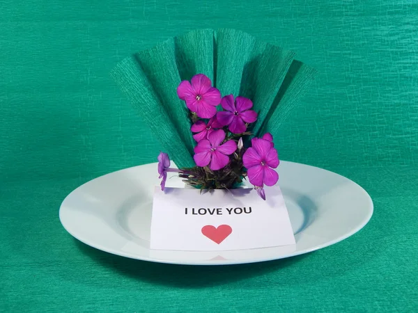 Love, dating, plates, napkins and flowers — Stock Photo, Image