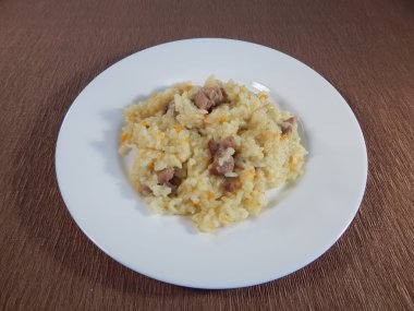 et, havuç ve soğan ile haşlanmış pirinç