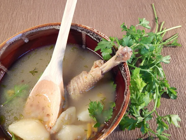 Soupe de sarrasin avec poulet dans un plat de faïence, persil, cuillère en bois — Photo