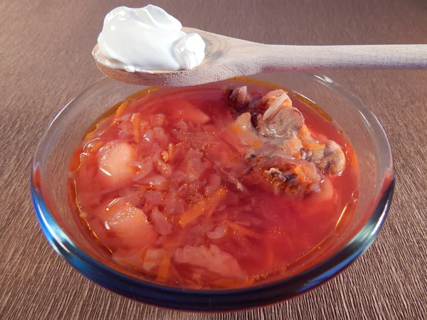 Красный свекольный суп и курица, сметана — стоковое фото