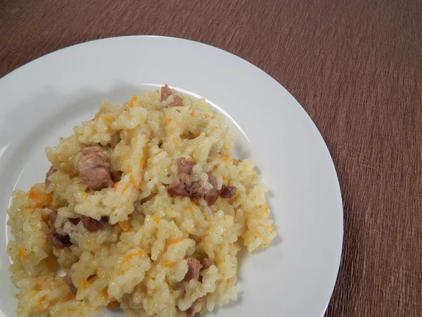 Arroz cocido con carne, zanahoria y cebolla — Foto de Stock