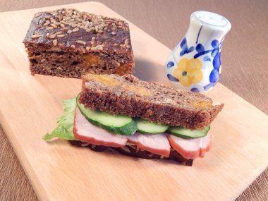 Mersin balığı sandviç, salata ve salatalık, ekmek ve tahıl