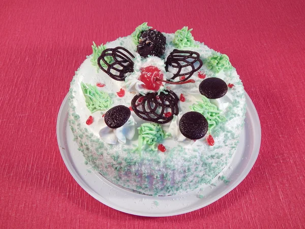Cake with white cream, cherries and chocolate — Stock Photo, Image