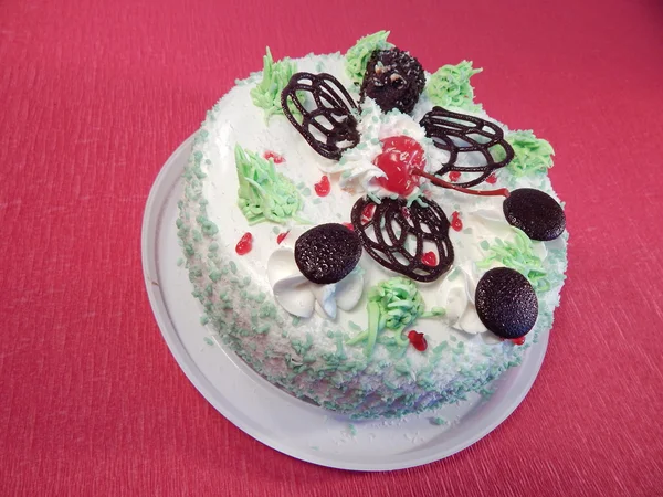 Beyaz krema, vişne ve çikolata kek — Stok fotoğraf