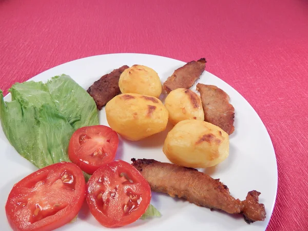 Fırında patates ve domuz rostosu — Stok fotoğraf