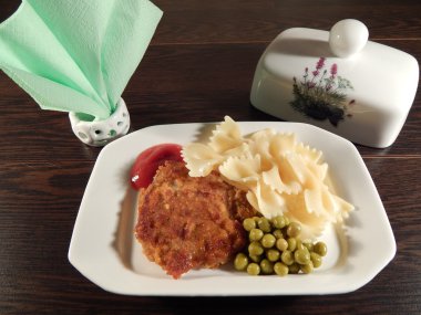 biftek ve ketçap, yeşil bezelye ile makarna