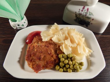 biftek ve ketçap, yeşil bezelye ile makarna