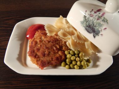 biftek ve ketçap, yeşil bezelye ile makarna