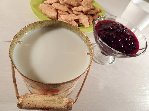 Süt kutuları, reçel, ahududu ve Frenk üzümü, kurabiye — Stok fotoğraf