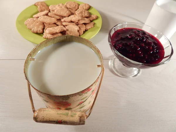 Молочные банки, варенье, малина и смородина, печенье — стоковое фото