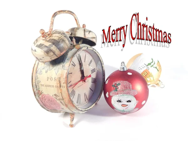 Relógio feito à mão, relógio mostra a hora de celebrar o Ano Novo, Natal, enfeites de Natal — Fotografia de Stock