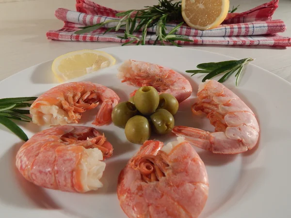 Shrimp with lemon and olives — Stock Photo, Image