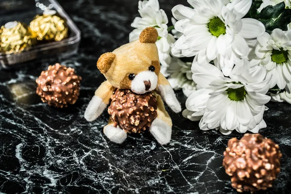 Chocolade en kamille, vrouw gift voor de vakantie — Stockfoto