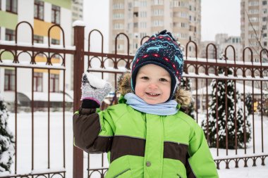 Kışın karda oynayan çocuk