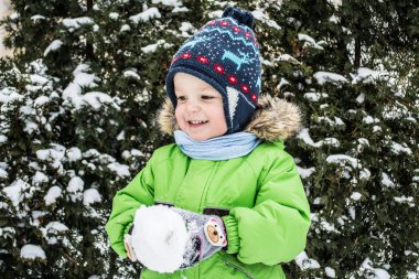 Kışın karda oynayan çocuk