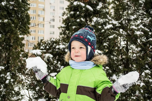 겨울에 눈 속에서 재생 하는 아이 — 스톡 사진