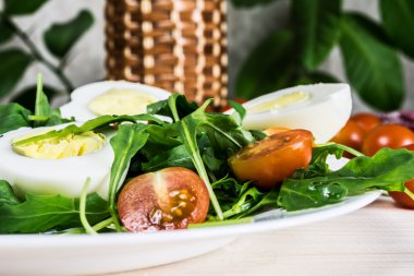 Rukoll? salata, domates ve yumurta
