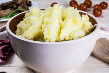 patates püresi, ızgara et ve domates