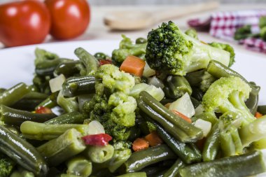 buharda pişmiş sebzeler, brokoli ve yeşil bezelye