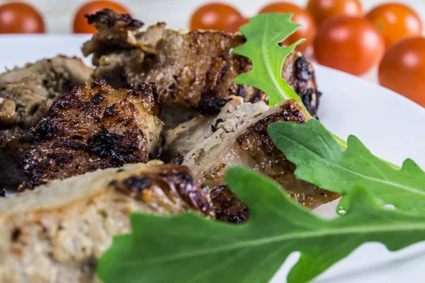 Carne alla griglia, pomodori e rukolla — Foto Stock