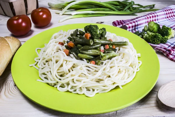 Nudlar med stuvade grönsaker, broccoli och gröna bönor — Stockfoto